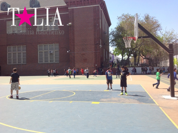 Школьный дворик. Школа PS/IS 104 Форт Гамильтон, Бей Ридж, Бруклин